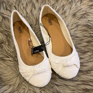 White Lace Flats